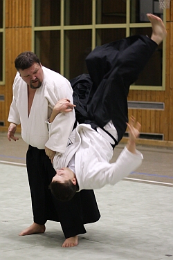 Zweiter Vorsitzender ist Robert Hundshammer, 5. Dan, Deggendorff. Er betreibt seit über 30 Jahren Aikido und ist einer der ranghöchsten Tendoryu-Aikidoka in Deutschland.